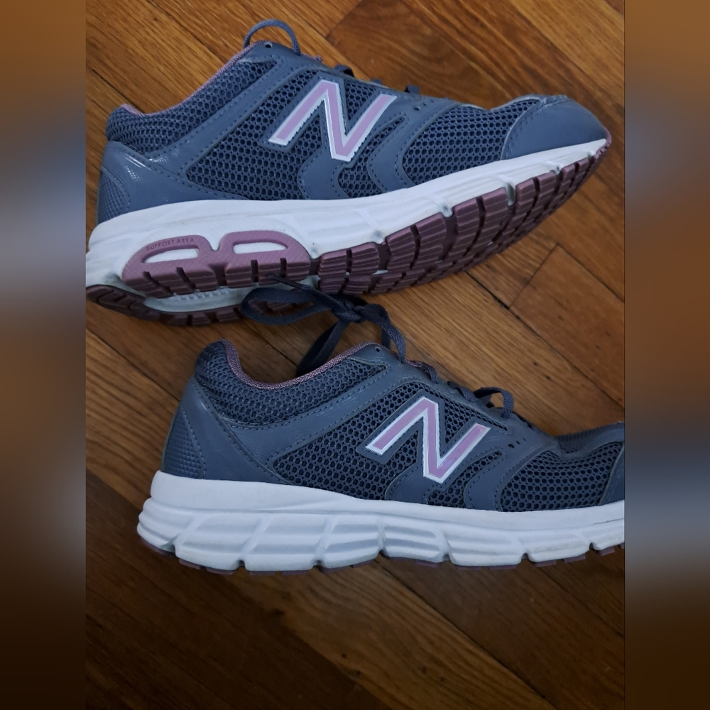 Women's size 8 wide new balance sneakers